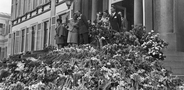Defilé tijdens Koninginnedag in 1968. Op de trappen van Paleis Soestdijk ligt een grote berg bloemen voor de jarige Koningin Juliana. Fotocollectie Anefo via www.nationaalarchief.nl Geschiedenis van koningsdag