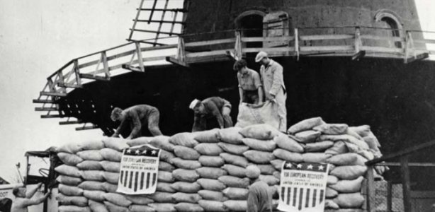 Zakken tarwe die dankzij het Marshallplan gedoneerd zijn, worden uitgeladen. Foto: US Embassy in the Hague geschiedenis marshallplan