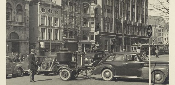 Auto op het Rokin met alternatieve verbrandingsmotor op een aanhanger in verband met de benzineschaarste. Foto Stadsarchief Amsterdam / onbekende fotograaf houtgas autos tweede wereldoorlog