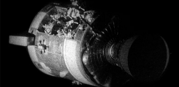 Foto genomen door astronaut Jim Lovell van de ontplofte zuurstoftank in de servicemodule