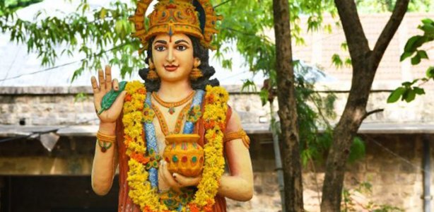 Beeld van Dhanvantari. Beeld van Dhanvantari.