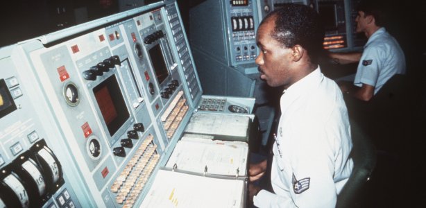 Controlepaneel in BMEWS station. Service Depicted: Air ForceCamera Operator: MSGT GLEN D. PLUMMER, Public domain, via Wikimedia Commons. Controlepaneel in BMEWS station