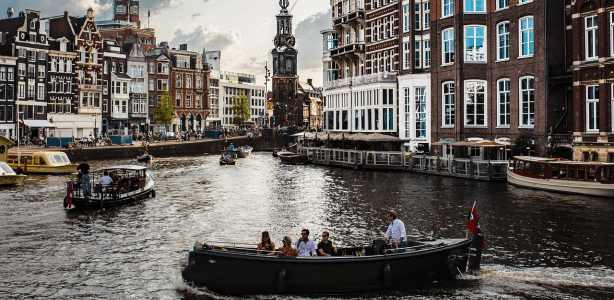 Boten varen door de grachten van Amsterdam. Boten varen door de grachten van Amsterdam.