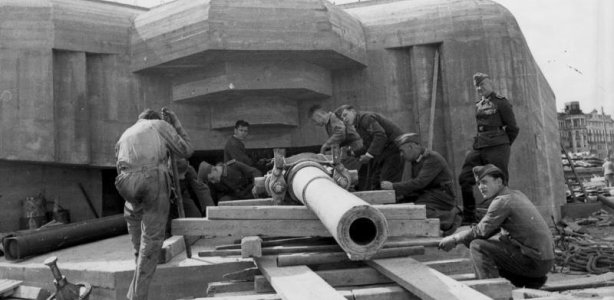 Bundesarchiv, Bild 101I-294-1531-14 / Müller / CC-BY-SA 3.0, CC BY-SA 3.0 DE <https://creativecommons.org/licenses/by-sa/3.0/de/deed.en>, via Wikimedia Commons. Bunker Atlantikwall