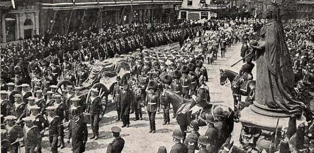 Koning Edward VII werd in 1910 door matrozen naar zijn laatste rustplaats begeleid. Onbekende fotograaf, public domain via Wikimedia Commons Begrafenis Britse koning