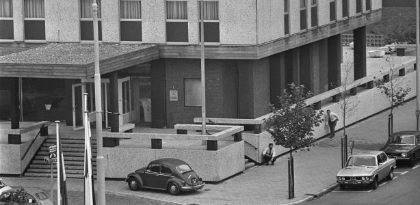 Agenten sluipen rond de Franse ambassade op 15 september 1974. Rob Mieremet/Anefo, CC BY 4.0 <https://creativecommons.org/licenses/by/4.0>, via Wikimedia Commons. Agenten sluipen rond de Franse ambassade op 15 september 197