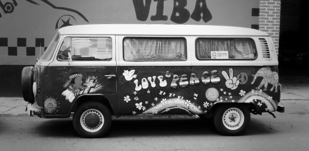 Foto Katia Rolon op Unsplash. Hippie busje