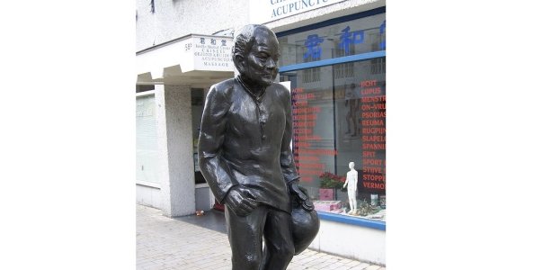 Standbeeld van de Kruikezeiker - Benaming voor Tilburgers tijdens Carnaval. Via Wikimedia Commons Kruikezeiker Carnaval Tilburg