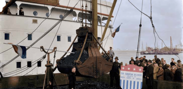 Transport van ‘Marshall-steenkolen’ voor de Nederlandse Spoorwegen, Amsterdamse Coenhaven, 1948 (Nationaal Archief, ingekleurd door Erwin Zeemering). Transport van ‘Marshall-steenkolen’ voor de Nederlandse Spoorwegen, Amsterdamse Coenhaven, 1948 (Nationaal Archief, ingekleurd d