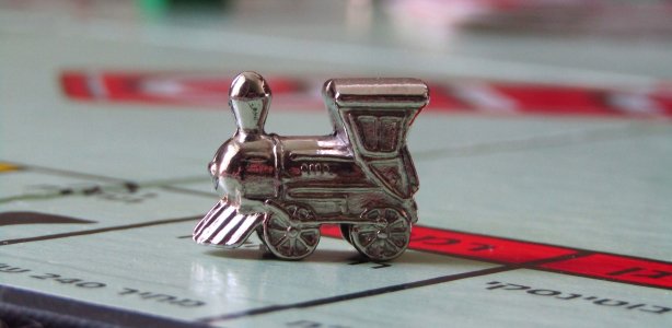 Karakteristiek monopoliebord met pion zoals die werden ontworpen voor de uitgave door Parker Brothers. Foto Michal Beitz via Pixabay. Monopoly bord en pion uitvinding