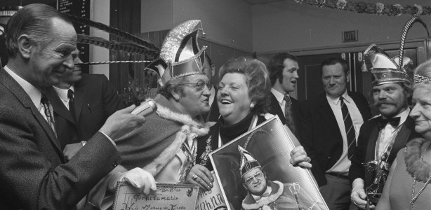 Tante Leen wordt door Johnny Jordaan uitgeroepen tot ‘Keizerin van de Jordaan’, 28 januari 1972. Foto Rob Mieremet/Anefo via Nationaal Archief. Tante Leen wordt door Johnny Jordaan uitgeroepen tot Keizerin van de Jordaan