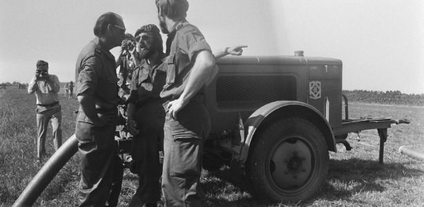 Hier en daar kwam het leger te hulp om het land te besproeien, zoals hier bij Harmelen. Fotocollectie Anefo, Nationaal Archief, CC0 droogte 1976