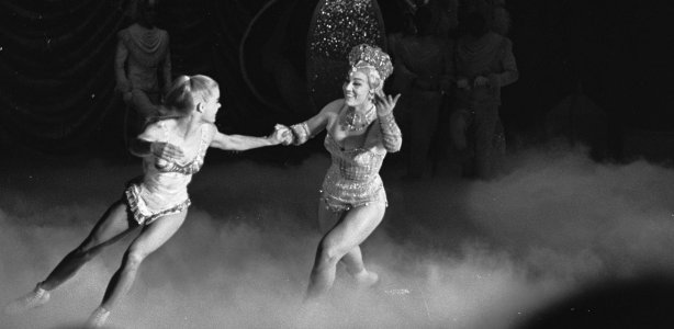 Sjoukje Dijkstra in de Holiday on Ice show 'Assepoester', Amsterdam in 1967. Foto Ron Kroon via Nationaal Archief. Holiday on Ice met Sjoukje Dijkstra in Amsterdam in 1967
