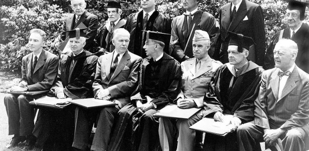 George Marshall (voorste rij, derde van links) tijdens de ceremonie op 5 juni 1947. Foto: onbekende fotograaf. Public Domain Wie was Marshall?