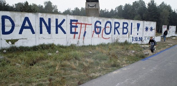 Duitse graffiti die Gorbatsjov bedankt voor zijn daden. RIA Novosti archive, image #428452 / Boris Babanov / CC-BY-SA 3.0, CC BY-SA 3.0, via Wikimedia Commons Gorbimania