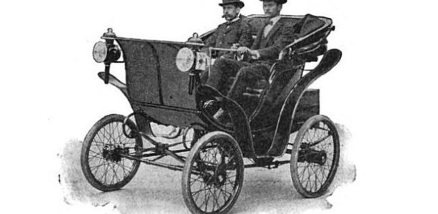Afbeelding van een Riker Victoria uit 1900, een auto van dezelfde fabrikant als de kapotgereden wagen. Afkomstig uit een gids voor elektrische auto's van Gardner Dexter Hiscox Publisher N. W. Henley & co., 1900 Original from the University of Michigan Digitized May 13, 2009 Gardner Dexter Hiscox; Fotograaf onbekend Public domain, via Wikimedia Commons rechtszaak schade auto's