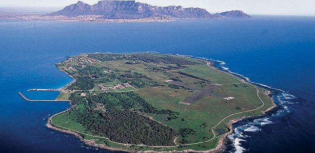 Robbeneiland was decennialang een gevangenis waar veel anti-Apartheidsstrijders gevangen zaten. Via Wikimedia Commons, foto door South Africa Tourism CC/BY Robbeneiland gevangeniseiland