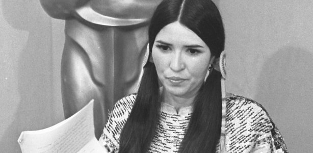 Sacheen Littlefeather weigert een Oscar namens Marlon Brando. UCLA Library Special Collections, CC BY 2.0 <https://creativecommons.org/licenses/by/2.0>, via Wikimedia Commons. Sacheen Littlefeather weigert een Oscar namens Marlon Brando