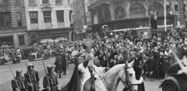 Sinterklaasintocht in Amsterdam kort na de Tweede Wereldoorlog. Afbeelding: fotocollectie Anefo via www.gahetna.nl Sinterklaas in crisistijd