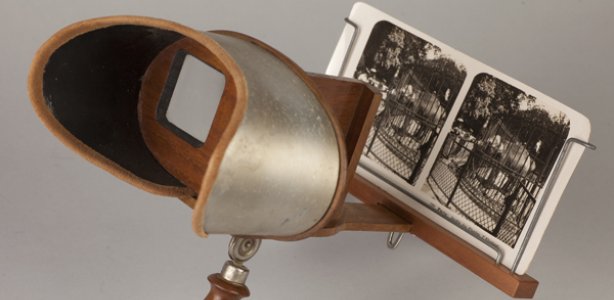 Stereoscoop. PMRMaeyaert, CC BY-SA 4.0 <https://creativecommons.org/licenses/by-sa/4.0>, via Wikimedia Commons. Stereoscoop VR-bril