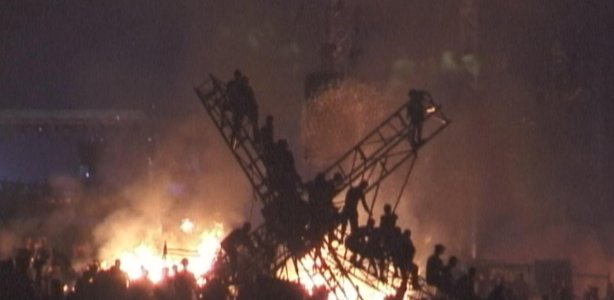Brandende stellages tijdens de laatste avond van Woodstock 99. Bron: Reclamebeeld van de documentaire die televisiezender HBO in 2021 uitbracht. Courtesy of HBO Woodstock Festival 1999