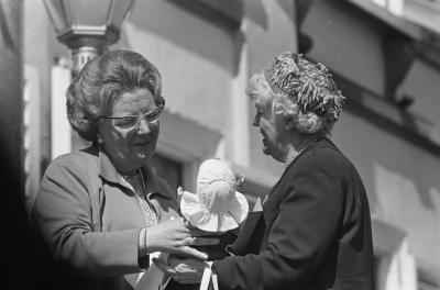 Koningin Juliana tijdens het defilé in 1966. Fotocollectie Anefo via www.nationaalarchief.nl Geschiedenis van koningsdag