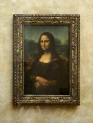 Mona Lisa zoals ze nu in het Louvre hangt.