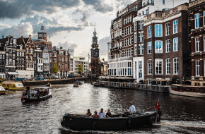Boten varen door de grachten van Amsterdam. 