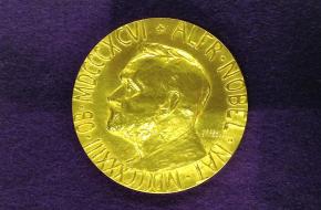 De medaille die wordt uitgereikt bij de toekenning van een Nobelprijs.