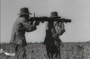 Twee soldaten schieten emoes neer met Lewis geweren, 1932. Bron: Wikimedia Commons.