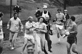 Kathrine Switzer was in 1967 de eerste vrouw die de Boston Marathon uitliep