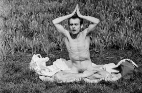 ‘Naakte yogai in Vondelpark’, 20 maart 1974, Rob Mieremet / Anefo (Publiek domein).