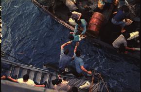 Vietnamese bootvluchtelingen worden gered door een Amerikaans schip in 1975.