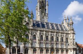 In het oude stadhuis van Middelburg wordt tegenwoordig niet meer gezeteld. 