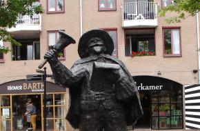 Standbeeld van een stadsomroeper in Meppel