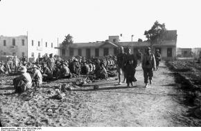 Generaal Fritz Bayerlein en Luitenant Generaal Erwin Rommel inspecteren de Engelse krijgsgevangenen