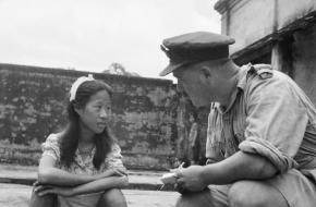 Een Chinees troostmeisje wordt onderbraagd door een Britse officier.