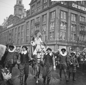 Tijdens de intocht van Sinterklaas in Amsterdam in 1965, werd de Sint geflankeerd door witte Pieten. Zwarte piet niet altijd zwart