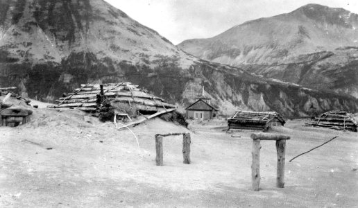 Na de uitbarsting van de Novarupta lagen grote delen van Alaska bedekt onder een dikke laag as. Library Web Team, USGS, Public domain, via Wikimedia Commons Uitbarsting Novarupta 1912