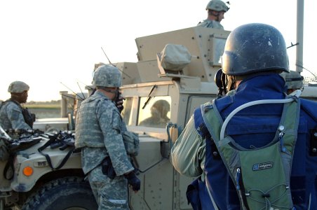 Een journalist (in het blauw) fotografeert Amerikaanse militiaren in Pana. Een goed voorbeeld van embedded gaan. Staff Sgt. Michael L. Casteel, Public domain, via Wikimedia Commons geschedenis oorlogsjournalistiek