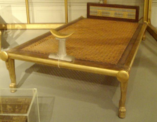 Een gouden bed voor een hooggeplaatst iemand