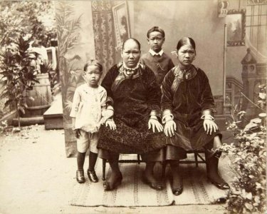//creativecommons.org/licenses/by-sa/3.0>, via Wikimedia Commons. Chinese migrantenfamilie in Suriname