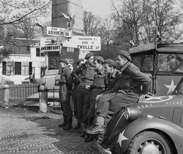Militair gezag bij de Naald in Apeldoorn in mei 1945 Van de Poll