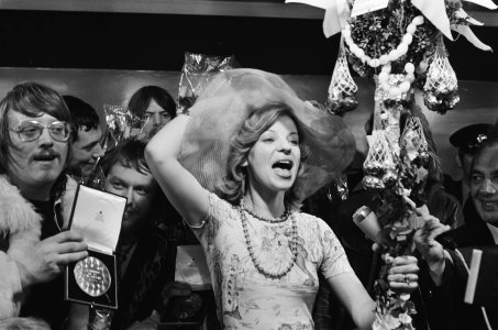 Teach-In na hun winst op het songfestival in 1975. Foto Anefo via Nationaal Archief. Teach-In na hun winst op het songfestival in 1975