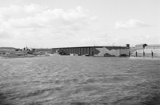 Aanleg van een drijvende stuw als onderdeel van de IJssellinie, 1955