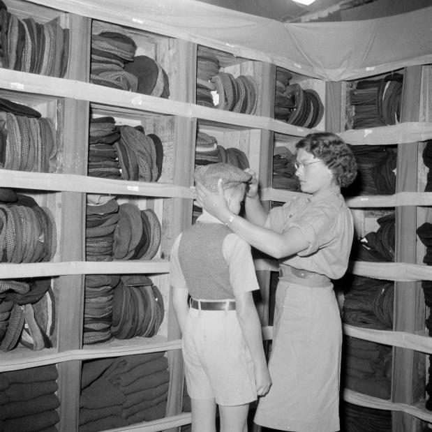 Pettenafdeling in Ataka kledingcentrum in Ataka voor vluchtelingen uit voormalig Nederlands-Indië, 1946