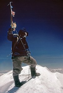 Tenzing Norgay op de top. Edmund Hillary/Royal Geographical Society, Public domain, via Wikimedia Commons Eerste beklimming Mount Everest
