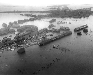 Oude Tonge was zwaargetroffen. Maar hoe zwaar, bleek pas toen de eerste luchtfoto's binnenkwamen. Foto Agency for International Development, Public domain, via Wikimedia Commons watersnoodramp 1953