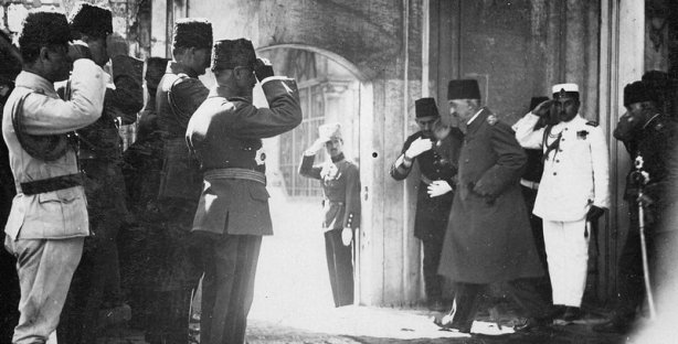 Mehmet VI verlaat zijn paleis in Istanbul. Niet lang hierna zou het Ottomaanse Sultanaat afgeschaft worden. Hij zou nooit meer terugkeren. Mehmet VI laatste sultan Ottomaanse Rijk