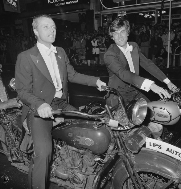 Rutger Hauer (links) en Jeroen Krabbé komen op motor aan bij de première van de film "Soldaat van Oranje". Bert Verhoefff, Fotocollectie Anefo, Nationaal Archief Rutger Hauer als Soldaat van Oranje